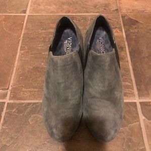 Vionic bootie in grey suede size 9